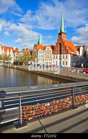 Skyline di Lubeck città vecchia con Marienkirche (St. Chiesa di Maria) e Petrikirche (St. Pietro Chiesa), Germania Foto Stock