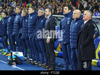 Kiev, Ucraina - 15 novembre 2013: capo allenatore Didier Deschamps (R) e altri France football team allenatori ascoltare l inno nazionale prima della Coppa del Mondo FIFA 2014 gioco qualificatore contro l'Ucraina il 15 novembre 2013 a Kiev, Ucraina Foto Stock