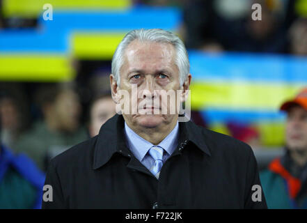 Kiev, Ucraina - 15 novembre 2013: capo allenatore della nazionale ucraina football team Mikhail Fomenko guarda su durante la Coppa del Mondo FIFA 2014 qualifier partita contro la Francia il 15 novembre 2013 a Kiev, Ucraina Foto Stock