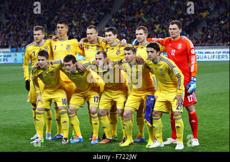 Kiev, Ucraina - 15 novembre 2013: Ucraina nazionale di calcio posa per una foto di gruppo prima della Coppa del Mondo FIFA 2014 qualifier partita contro la Francia il 15 novembre 2013 a Kiev, Ucraina Foto Stock