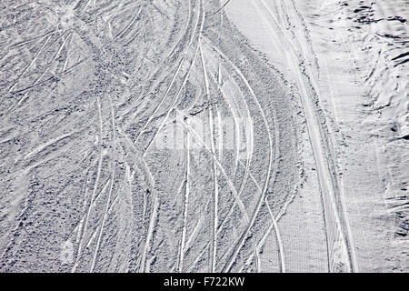 Tracce di sci sulla neve sul pendio montano, Bukovel ski resort, Ucraina Foto Stock