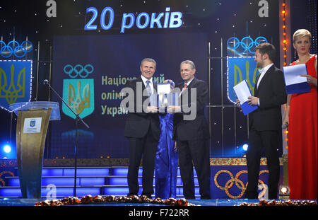 Presidente dell'Ucraina Comitato Olimpico Bubka Serhiy (L) e Presidente del Comitato olimpico internazionale Jacques Rogge Foto Stock