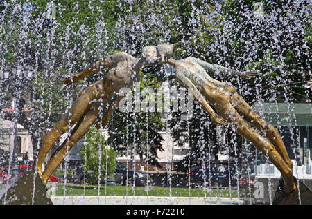 KHARKIV, Ucraina - 13 giugno 2012: Monumento di amanti (o di un monumento di bacio) il 13 giugno 2012 in Kharkiv, Ucraina. Aperto nel 2003, architetto Dmytro Ivanchenko Foto Stock