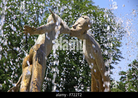 KHARKIV, Ucraina - 13 giugno 2012: Monumento di amanti (o di un monumento di bacio) il 13 giugno 2012 in Kharkiv, Ucraina. Aperto nel 2003, architetto Dmytro Ivanchenko Foto Stock