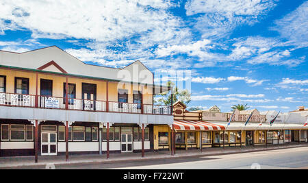 Australia, Australia occidentale, Mid West, Regione di Murchison, Cue, negozio porticata fronti di storici edifici goldrush Foto Stock