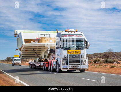 Australia, Australia occidentale, Mid West, Distretto di Murchison, macchinari pesanti il trasporto su Great Northern Hwy a sud di Cue Foto Stock