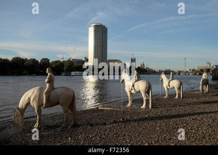 Artista britannico Jason deCaires Taylor cavalli scultura "Rising Tide' a bassa marea sul Rver Thames Londra UK 2015 KATHY DEWITT Foto Stock