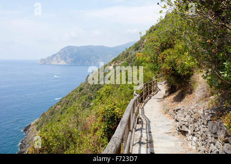 Percorso a piedi che si affaccia sul Mar Mediterraneo in Cinque Terre National Park, Italia. Foto Stock