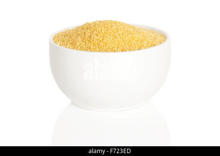Cous cous in una tazza isolata su sfondo bianco Foto Stock
