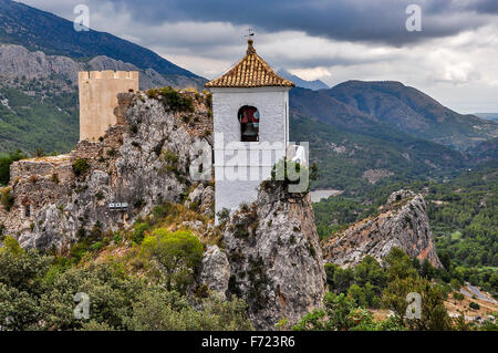 Guadalest su un giorno nuvoloso Foto Stock