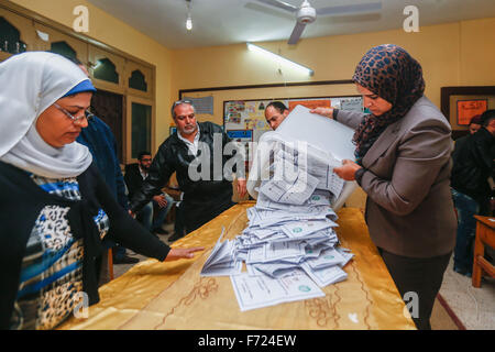 (151123) -- IL CAIRO, nov. 23, 2015 (Xinhua) -- comitato elettorale dei membri del personale inizia a contare scrutini dopo la stazione di polling chiude il Cairo, Egitto, nov. 23, 2015. La seconda fase di Egitto elezioni parlamentari del paese, la sua prima elezione parlamentare dal presidente islamista Mohamed Morsi era stato estromesso nel 2013, è venuto a un fine qui il lunedì sera. (Xinhua/cui Xinyu) Foto Stock