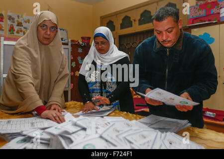 (151123) -- IL CAIRO, nov. 23, 2015 (Xinhua) -- comitato elettorale dei membri del personale inizia a contare scrutini dopo la stazione di polling chiude il Cairo, Egitto, nov. 23, 2015. La seconda fase di Egitto elezioni parlamentari del paese, la sua prima elezione parlamentare dal presidente islamista Mohamed Morsi era stato estromesso nel 2013, è venuto a un fine qui il lunedì sera. (Xinhua/cui Xinyu) Foto Stock