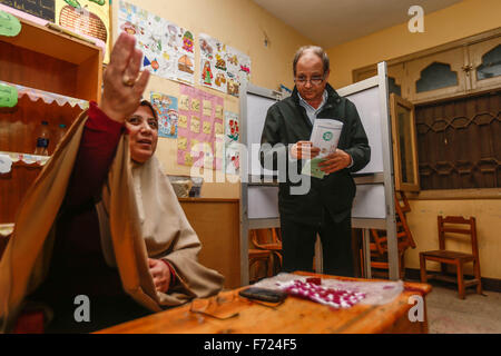 (151123) -- IL CAIRO, nov. 23, 2015 (Xinhua) -- Un elettore egiziano getta il suo voto minuti prima della stazione di polling chiude il Cairo, Egitto, nov. 23, 2015. La seconda fase di Egitto elezioni parlamentari del paese, la sua prima elezione parlamentare dal presidente islamista Mohamed Morsi era stato estromesso nel 2013, è venuto a un fine qui il lunedì sera. (Xinhua/cui Xinyu) Foto Stock