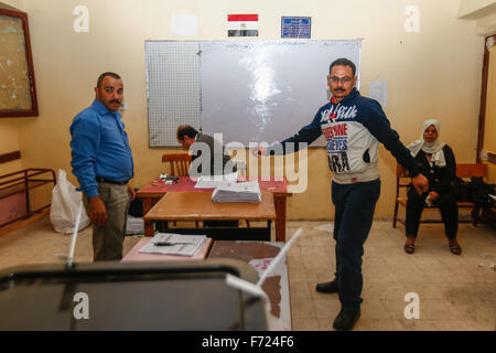 (151123) -- IL CAIRO, nov. 23, 2015 (Xinhua) -- comitato elettorale dei membri del personale inizia a contare scrutini dopo la stazione di polling chiude il Cairo, Egitto, nov. 23, 2015. La seconda fase di Egitto elezioni parlamentari del paese, la sua prima elezione parlamentare dal presidente islamista Mohamed Morsi era stato estromesso nel 2013, è venuto a un fine qui il lunedì sera. (Xinhua/cui Xinyu) Foto Stock