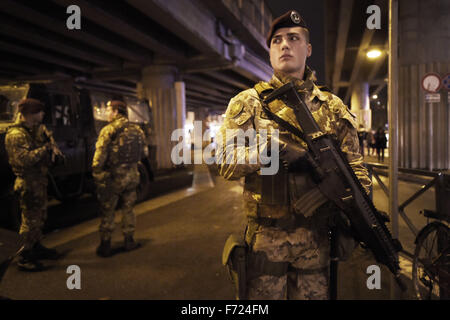 Roma, Italia. 23 Nov, 2015. Misure di sicurezza e di controllo di sicurezza effettuato dall'esercito nelle due stazioni ferroviarie di Roma, Roma Termini e Roma Tiburtina, in metropolitana e nelle zone adiacenti alle due stazioni. I controlli di sicurezza sono effettuati anche con l'aiuto di cani specializzati nella ricerca di esplosivi e bombe. Credito: Danilo Balducci/ZUMA filo/Alamy Live News Foto Stock