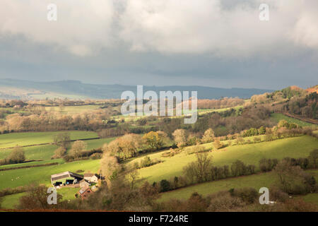 Guardando ad ovest attraverso la campagna Shropshire dal marrone Clee Hill, Shropshire, Inghilterra, Regno Unito Foto Stock