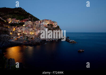 Villaggio di Manarola nel crepuscolo, il Parco Nazionale delle Cinque Terre, Italia. Foto Stock