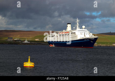 La nave di crociera al di ancoraggio nel suono Bressay Lerwick Isole Shetland Scozia UK Foto Stock