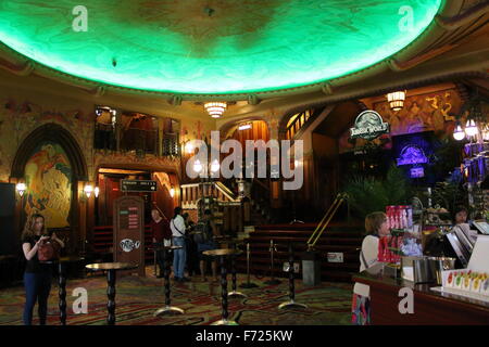 Persone in Pathé Tuschinski, un Art Nouveau film theatre in Amsterdam, Paesi Bassi, posizione di IDFA film festival Novembre 2015 Foto Stock