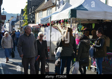 La folla lo shopping al pacchetto annuale Fiera Lunedì, Sherborne, Dorset, Inghilterra Foto Stock