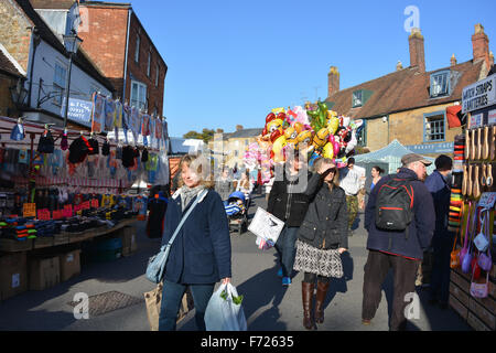 La folla lo shopping al pacchetto annuale Fiera Lunedì, Sherborne, Dorset, Inghilterra Foto Stock