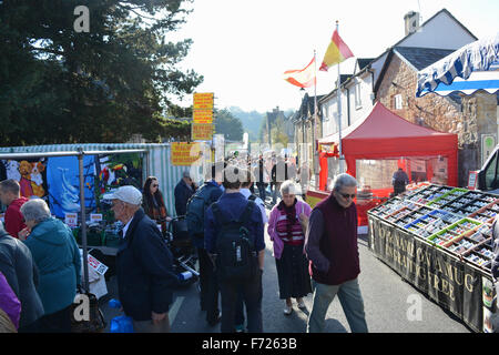 La folla lo shopping al pacchetto annuale Fiera Lunedì, Sherborne, Dorset, Inghilterra Foto Stock