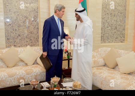 Abu Dhabi, negli Emirati Arabi Uniti. 23 Nov, 2015. Il Segretario di Stato americano John Kerry si incontra con il Principe ereditario Mohammed bid Zayed in Mina Palace Novembre 23, 2015 ad Abu Dhabi, negli Emirati Arabi Uniti. Credito: Planetpix/Alamy Live News Foto Stock