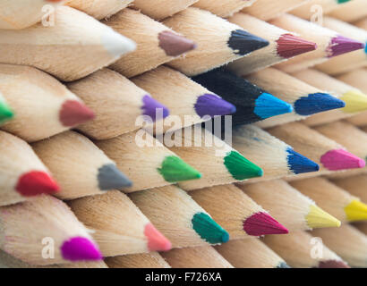 Matite colorate, individualità, in piedi fuori dalla folla, contrasti, Leadership, Concetti Foto Stock