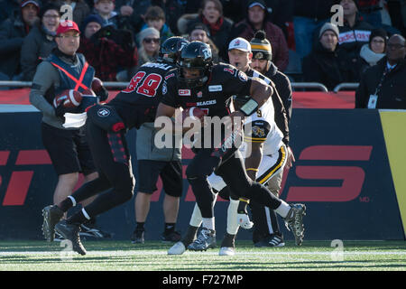 Ottawa, Ontario, Canada. 22 Novembre, 2015. Novembre 22nd, 2015. Ottawa quarteback RedBlacks Henry Burris (#1) esegue la palla in Oriente matchup divisione tra la Hamilton Tiger Cats e il RedBlacks Ottawa a TD Stadium in Ottawa, Ontario, Canada. Il Redblacks sconfitto Hamilton 35-28. © Marc DesRosiers/ZUMA filo/Alamy Live News Foto Stock