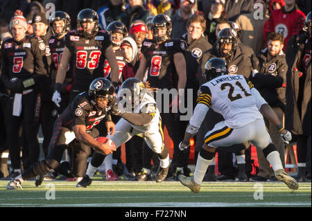 Ottawa, Ontario, Canada. 22 Novembre, 2015. Novembre 22nd, 2015. Ottawa RedBlacks quarterback Hwnry Burris (#1) esegue la palla in Oriente matchup divisione tra la Hamilton Tiger Cats e il RedBlacks Ottawa a TD Stadium in Ottawa, Ontario, Canada. Il Redblacks sconfitto Hamilton 35-28. © Marc DesRosiers/ZUMA filo/Alamy Live News Foto Stock