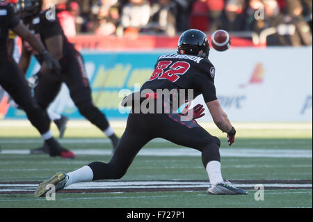 Ottawa, Ontario, Canada. 22 Novembre, 2015. Novembre 22nd, 2015. Ottawa RedBlack) afferra la palla in Oriente matchup divisione tra la Hamilton Tiger Cats e il RedBlacks Ottawa a TD Stadium in Ottawa, Ontario, Canada. Il Redblacks sconfitto Hamilton 35-28. © Marc DesRosiers/ZUMA filo/Alamy Live News Foto Stock