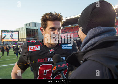 Ottawa, Ontario, Canada. 22 Novembre, 2015. Novembre 22nd, 2015.Ottawa RedBlacks wide receiver Greg Ellingson (82) viene intervistato dopo la divisione est match tra la Hamilton Tiger Cats e il RedBlacks Ottawa a TD Stadium in Ottawa, Ontario, Canada. Il Redblacks sconfitto Hamilton 35-28. © Marc DesRosiers/ZUMA filo/Alamy Live News Foto Stock