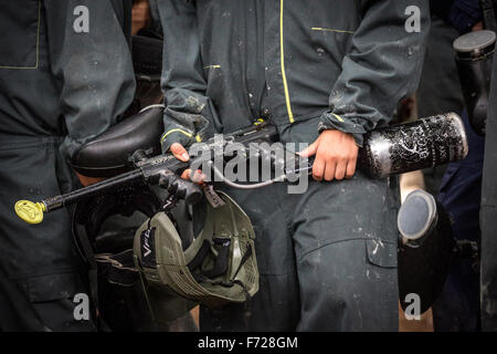 Un marcatore di paintball in mano. Lanceur de paintball dans les mains d'onu joueur. Foto Stock