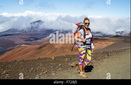 Escursionista sulle sabbie di scorrimento Trail a Haleakala National Park Foto Stock