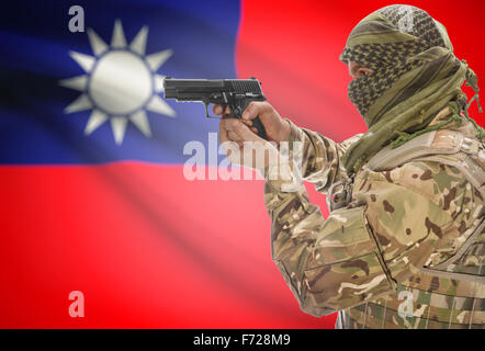 In maschio keffiyeh musulmano con la pistola in mano e bandiera nazionale sulla serie di sfondo - Taiwan Foto Stock