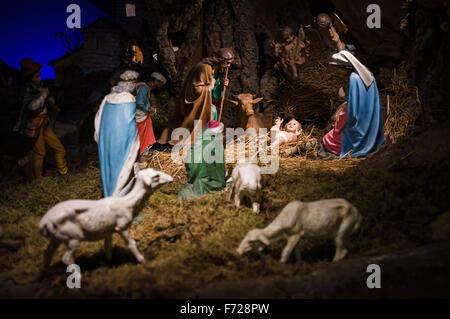 Gubbio, Italia - Ottobre 2015 - Permanente presepe di Natale scena con figurine compresi Gesù, Maria e Giuseppe, gli ovini e i re magi. Esso Foto Stock