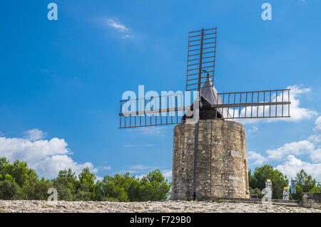 Francia, Alphonse Daudet il mulino a vento in Fontvieille Foto Stock