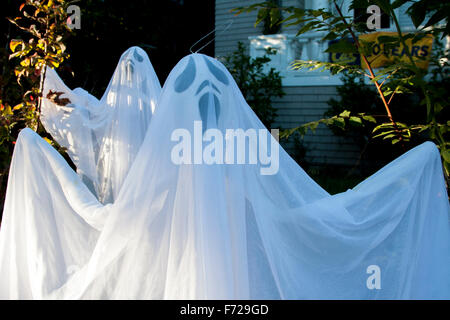 Festa di Halloween su Russell Street a Berkeley in California. Soprattutto per i bambini ma anche gli adulti non riesce a resistere! Foto Stock