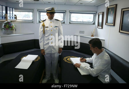 Veracruz, Messico. 23 Nov, 2015. Immagine fornita dal Messico della Presidenza mostra il presidente messicano Enrique Peña Nieto (R) a firmare il libro dei visitatori illustri che di pattugliamento costiero braccio 'Tajin', durante la commemorazione del giorno della marina del Messico, a Veracruz, Messico, su nov. 23, 2015. Credito: Messico della Presidenza/Xinhua/Alamy Live News Foto Stock