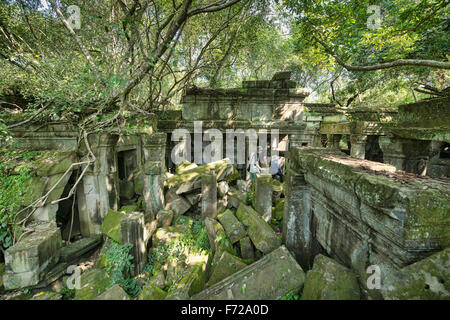 Esplorare la giungla nascosto tempio di Beng Mealea, Siem Reap, Cambogia Foto Stock