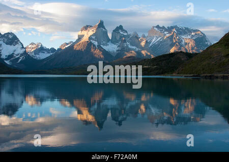 Los Cuernos del Paine riflessioni sul lago Pehoé, Torres del Paine, Ande montagne, Cile Foto Stock