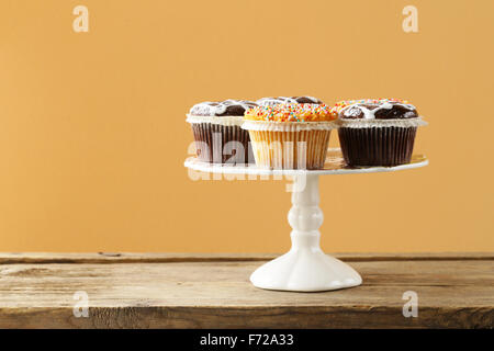 Buffet di dessert muffin, biscotti, amaretti su un tavolo di legno Foto Stock