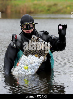 Palla da golf subacqueo Ralf Oestmann detiene il self-made cesti riempiti con palline da golf nelle sue mani su un campo da golf a Bremen, Germania, 10 novembre 2015. Oestmann pesci per perdita di palline da golf sul campo da golf che pulisce e rivende. Foto: Ingo Wagner/dpa Foto Stock