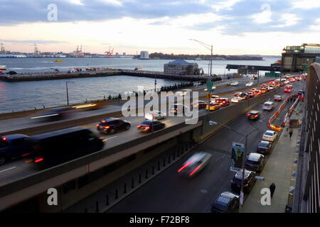 Traffico di sera sul FDR Drive, New York City, NY, STATI UNITI D'AMERICA Foto Stock