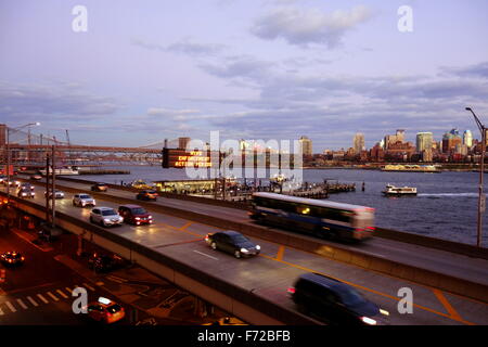 Traffico di sera sul FDR Drive, New York City, NY, STATI UNITI D'AMERICA Foto Stock
