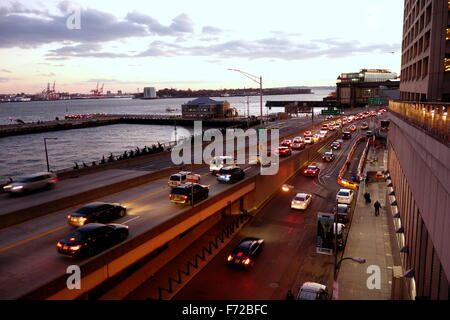 Traffico di sera sul FDR Drive, New York City, NY, STATI UNITI D'AMERICA Foto Stock