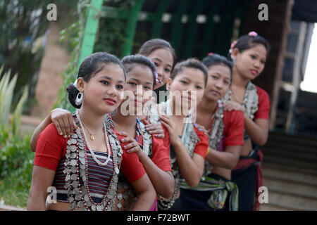 Tribali ballerini folk donne, Tripura, India, Asia, signor#786 Foto Stock