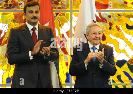 L'Avana. 23 Nov, 2015. Il Presidente cubano Raul Castro (R) e l'Emiro del Qatar, Sceicco Tamim Bin Hamad Al-Thani assistere alla cerimonia della firma di accordi di cooperazione in Havana nov. 23, 2015. Credito: Miguel Guzman Ruiz/Prensa Latina/Xinhua/Alamy Live News Foto Stock