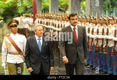 L'Avana. 23 Nov, 2015. Il Presidente cubano Raul Castro (2 L) detiene una cerimonia di benvenuto per l'Emiro del Qatar, Sceicco Tamim Bin Hamad Al-Thani (3 L) a l'Avana nov. 23, 2015. Credito: Miguel Guzman Ruiz/Prensa Latina/Xinhua/Alamy Live News Foto Stock