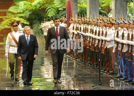 L'Avana. 23 Nov, 2015. Il Presidente cubano Raul Castro (2 L) detiene una cerimonia di benvenuto per l'Emiro del Qatar, Sceicco Tamim Bin Hamad Al-Thani (3 L) a l'Avana nov. 23, 2015. Credito: Miguel Guzman Ruiz/Prensa Latina/Xinhua/Alamy Live News Foto Stock